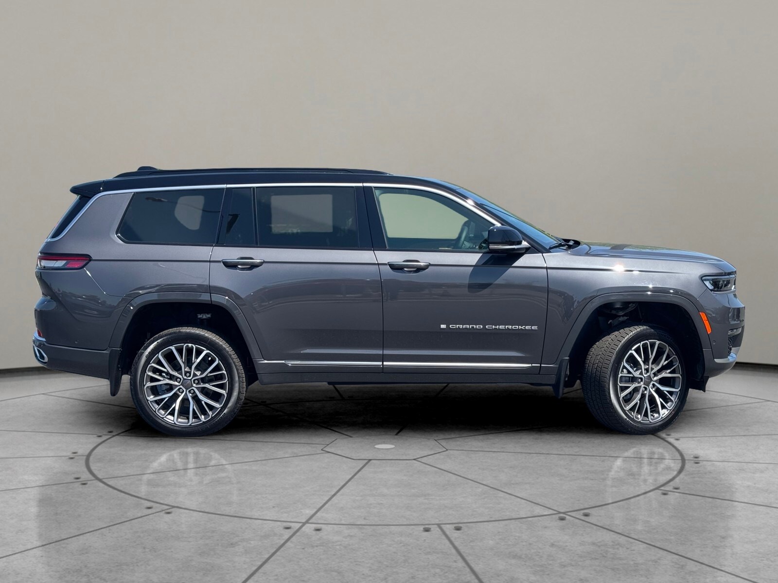 2025 Jeep Grand Cherokee L Summit Reserve photo 4