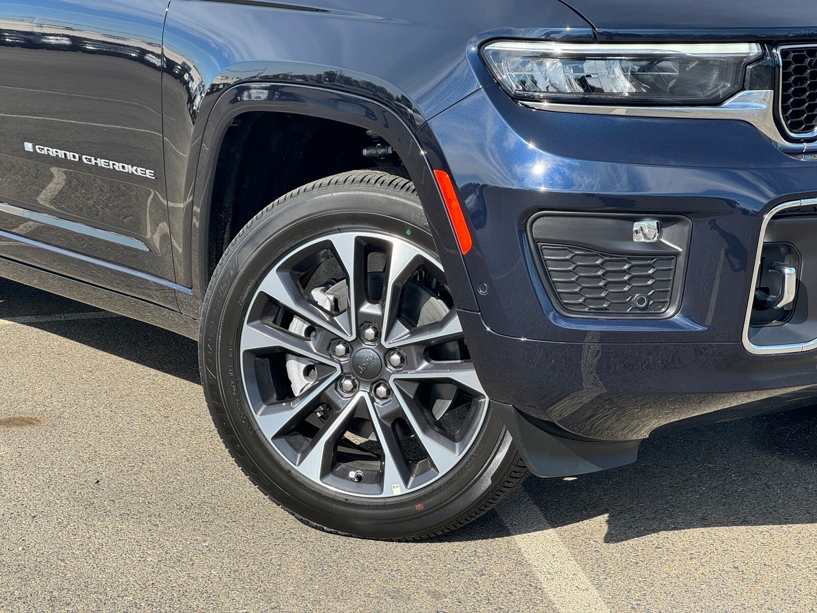 2025 Jeep Grand Cherokee Overland photo 3