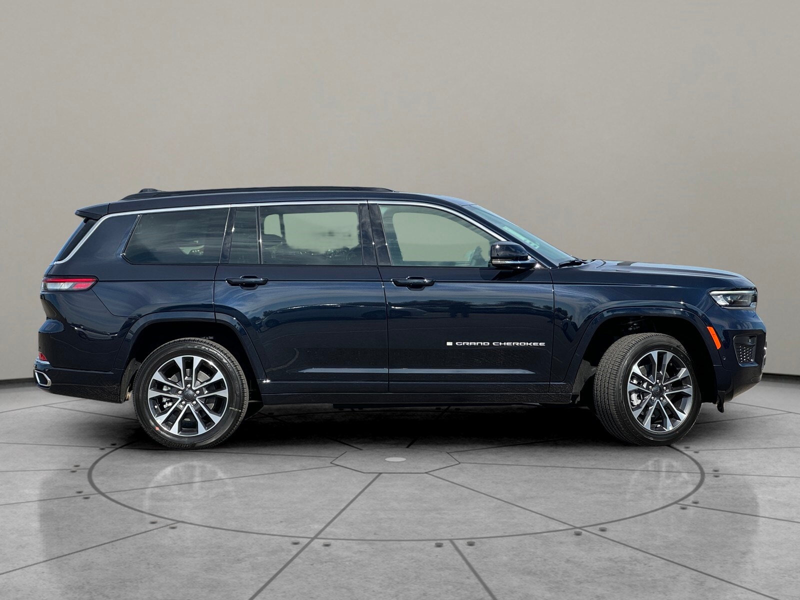 2025 Jeep Grand Cherokee Overland photo 4