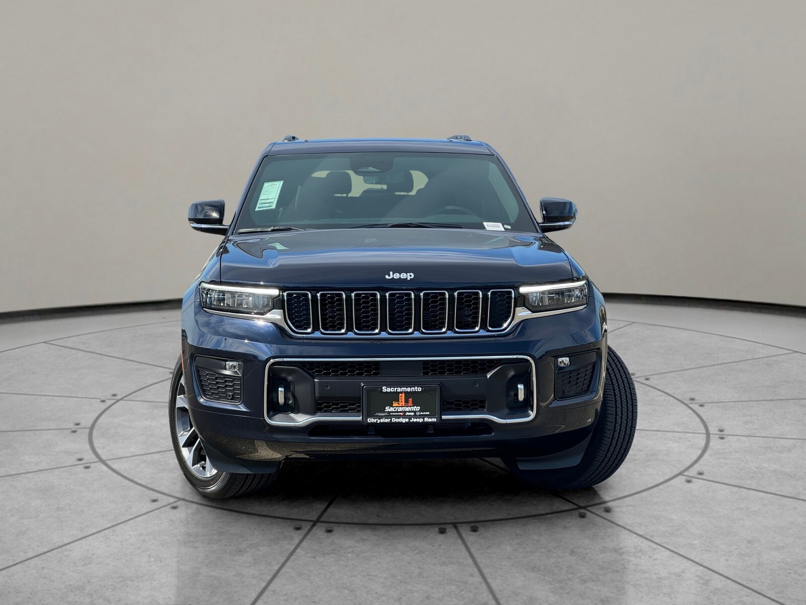 2025 Jeep Grand Cherokee Overland photo 2