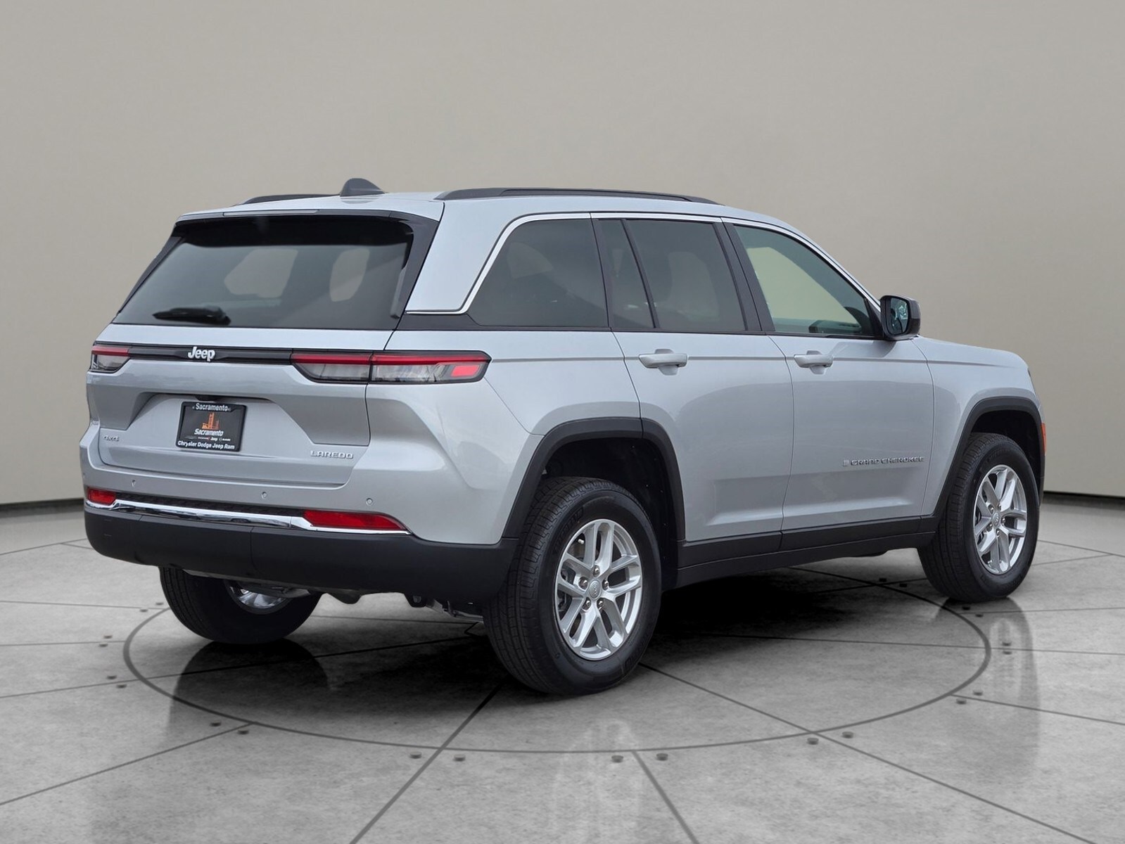 2025 Jeep Grand Cherokee Laredo Altitude photo 2