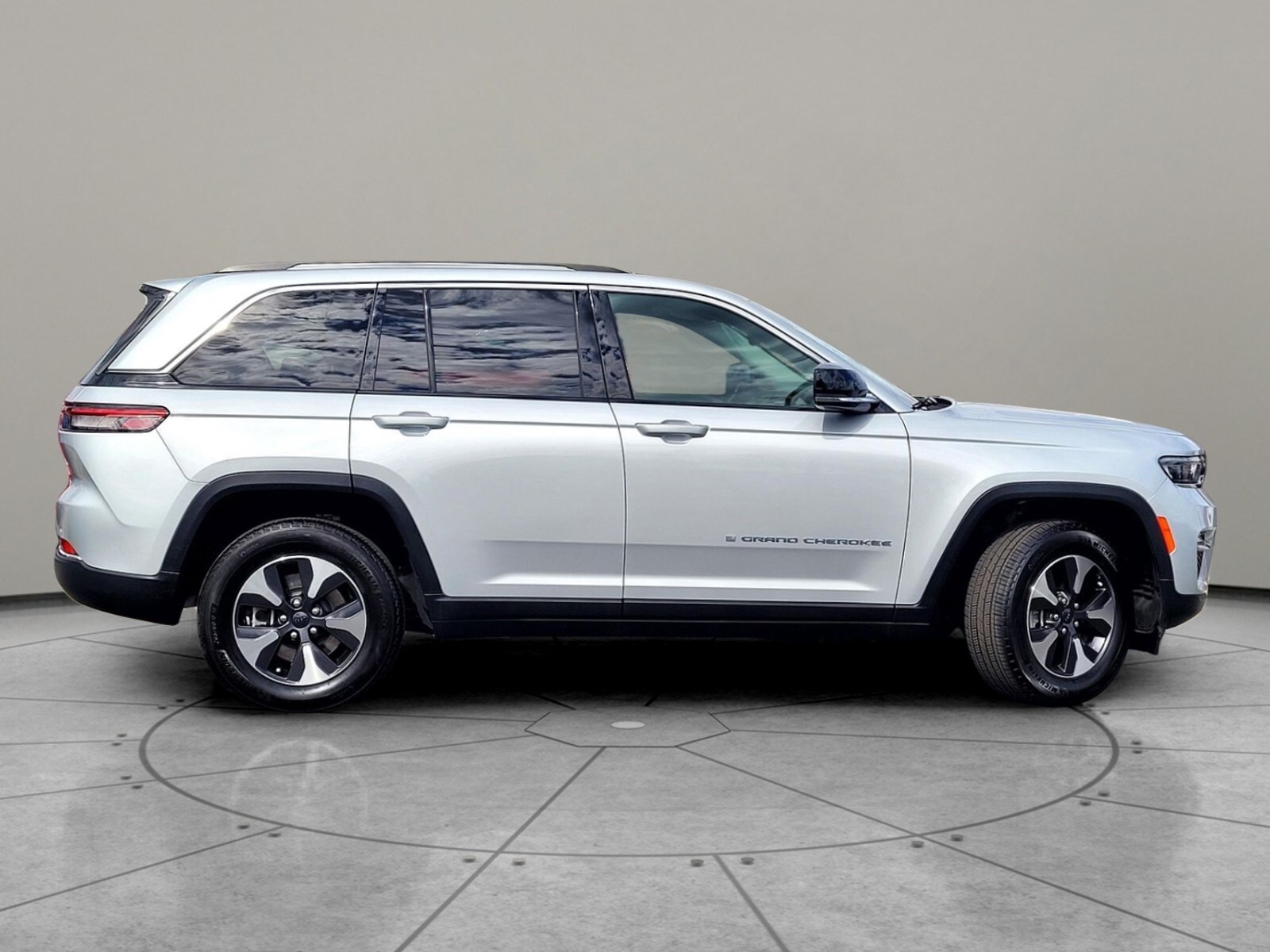 2023 Jeep Cherokee 4xe photo 2
