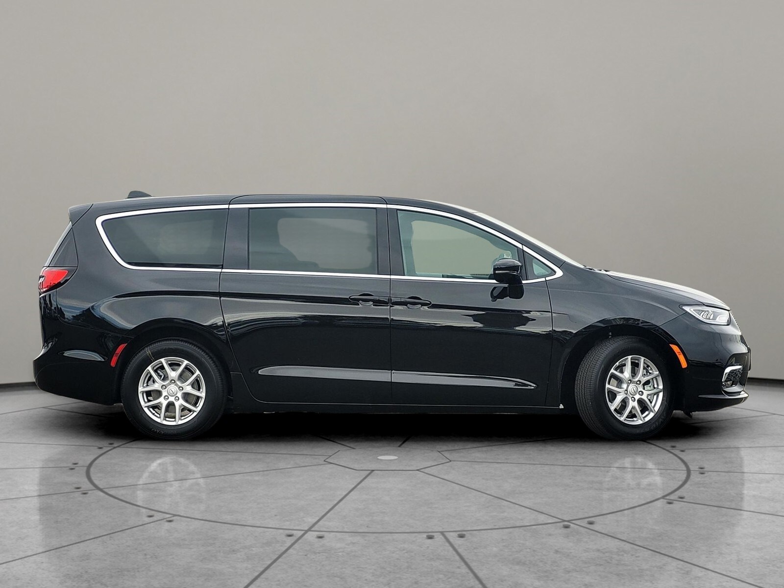 2026 Chrysler Pacifica photo 3
