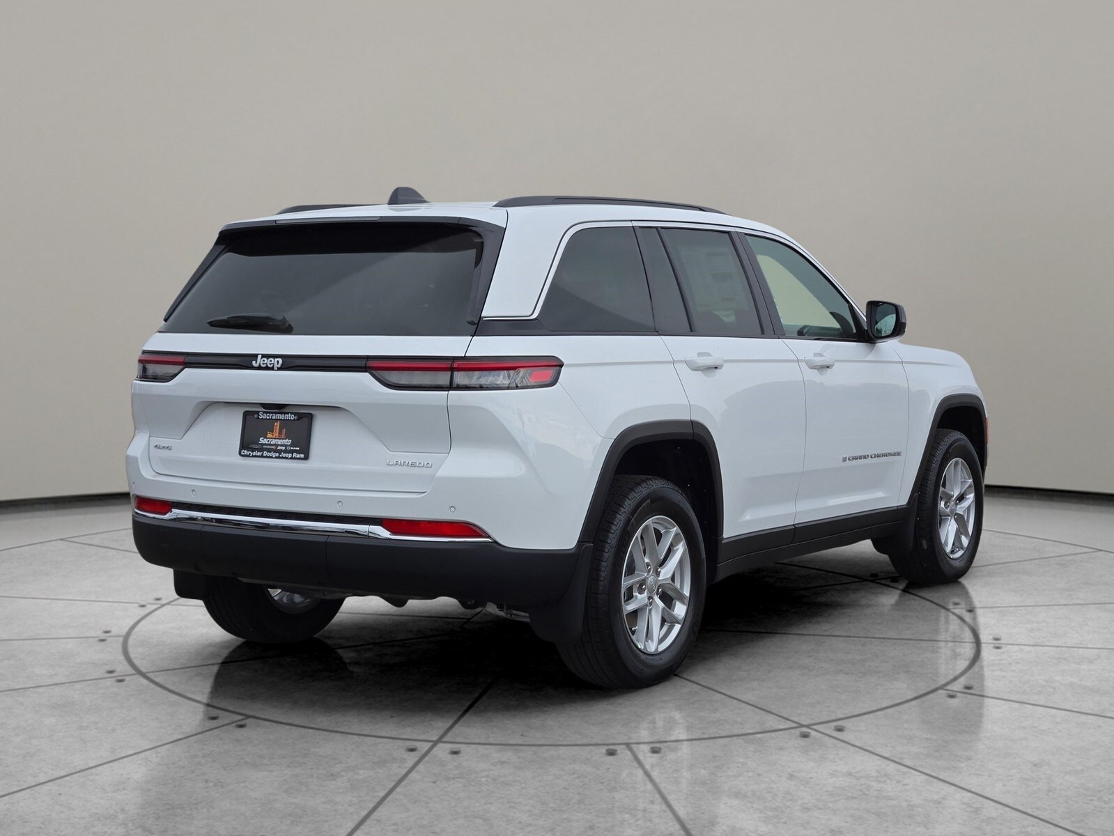 2025 Jeep Grand Cherokee Laredo Altitude photo 2
