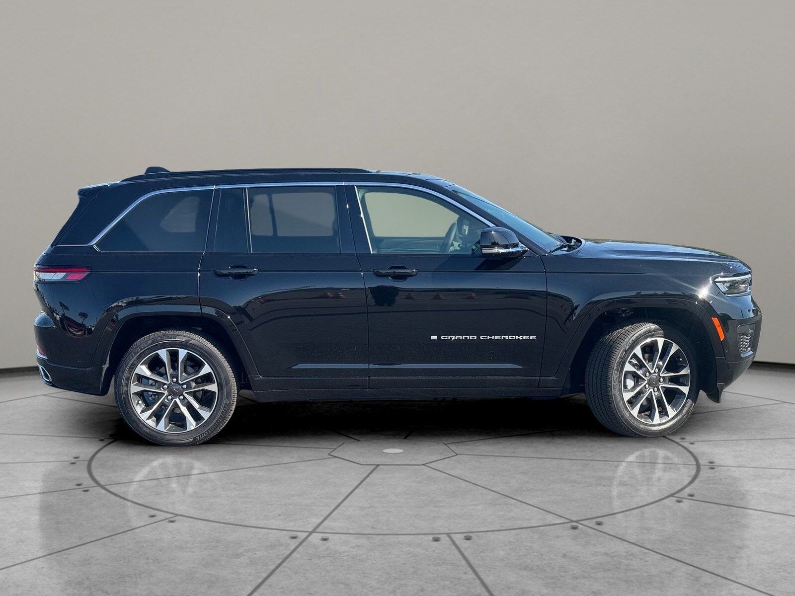 2025 Jeep Grand Cherokee Overland photo 3