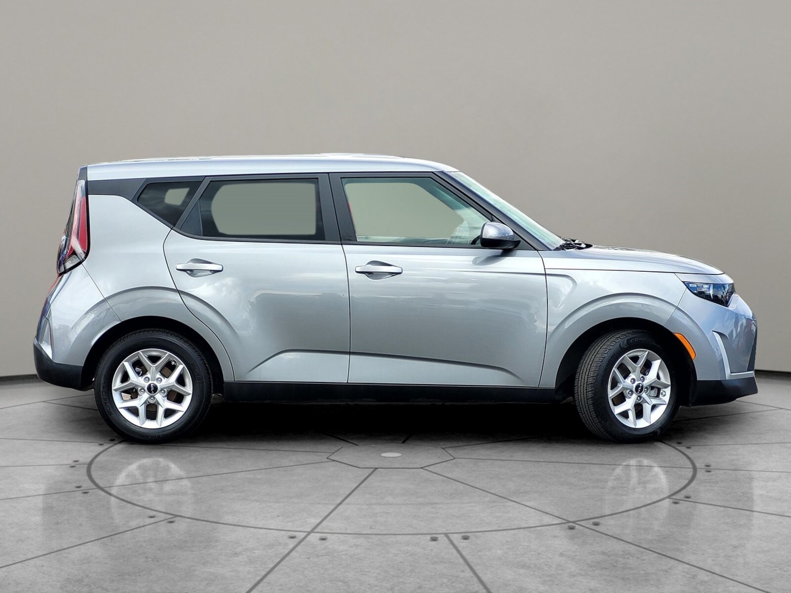 2023 Kia Soul LX photo 2