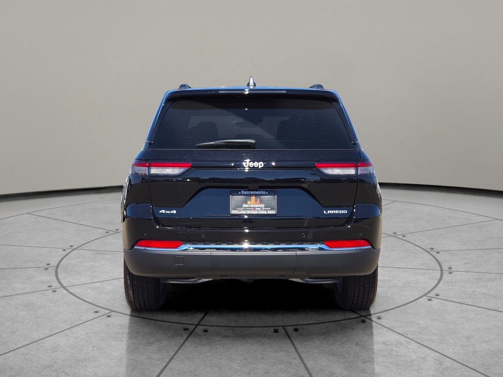 2025 Jeep Grand Cherokee Laredo photo 2