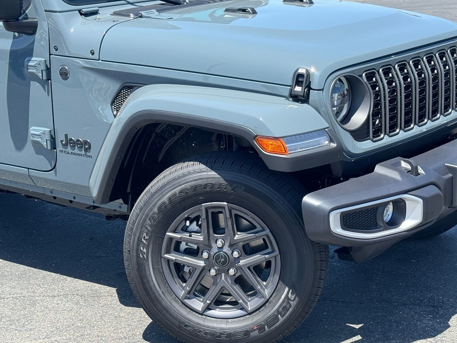 2025 Jeep Gladiator Sport S photo 3