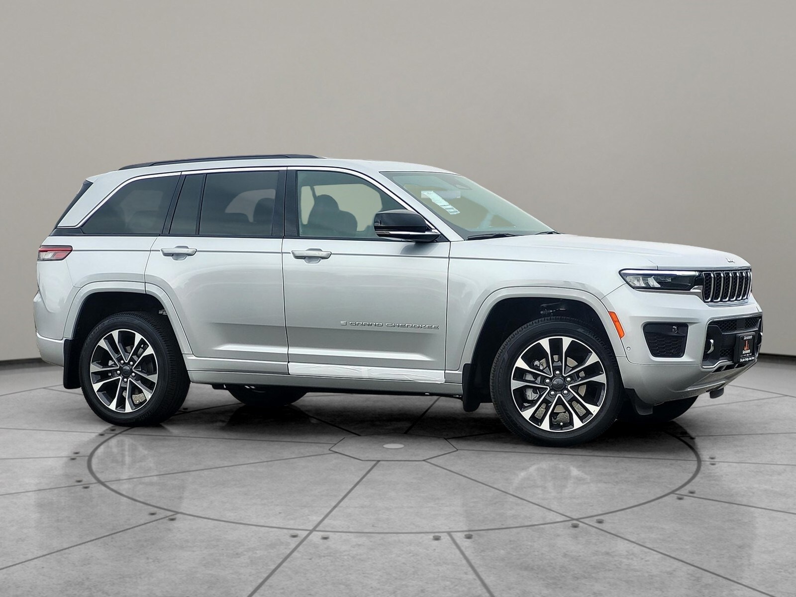2025 Jeep Grand Cherokee Overland photo 3