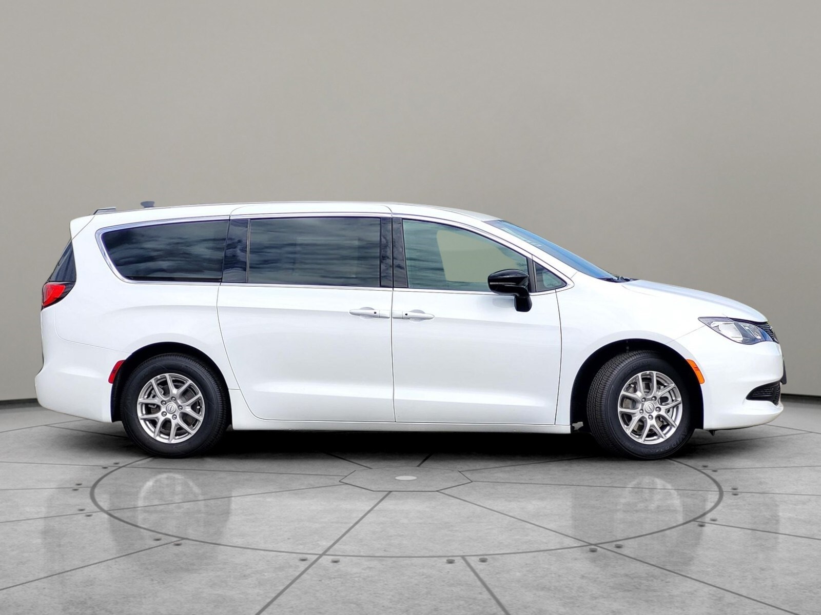2025 Chrysler Voyager LX photo 3
