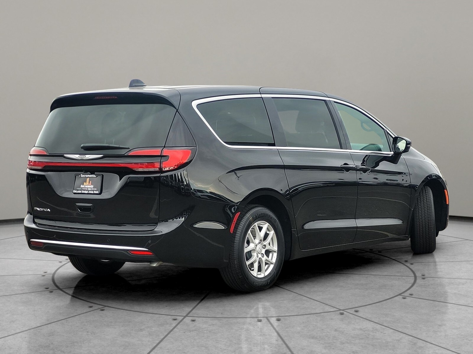 2026 Chrysler Pacifica photo 4