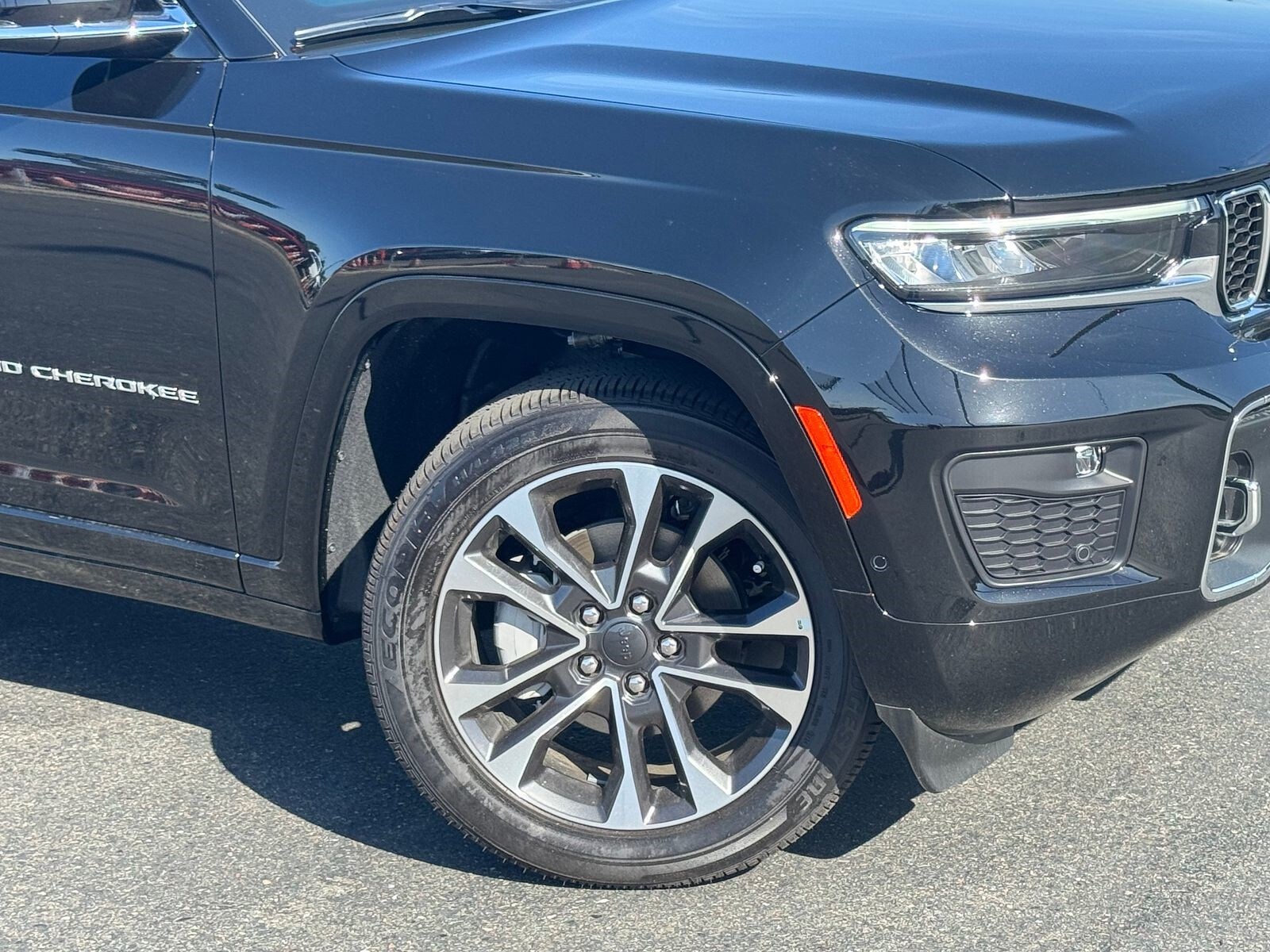 2025 Jeep Grand Cherokee Overland photo 2