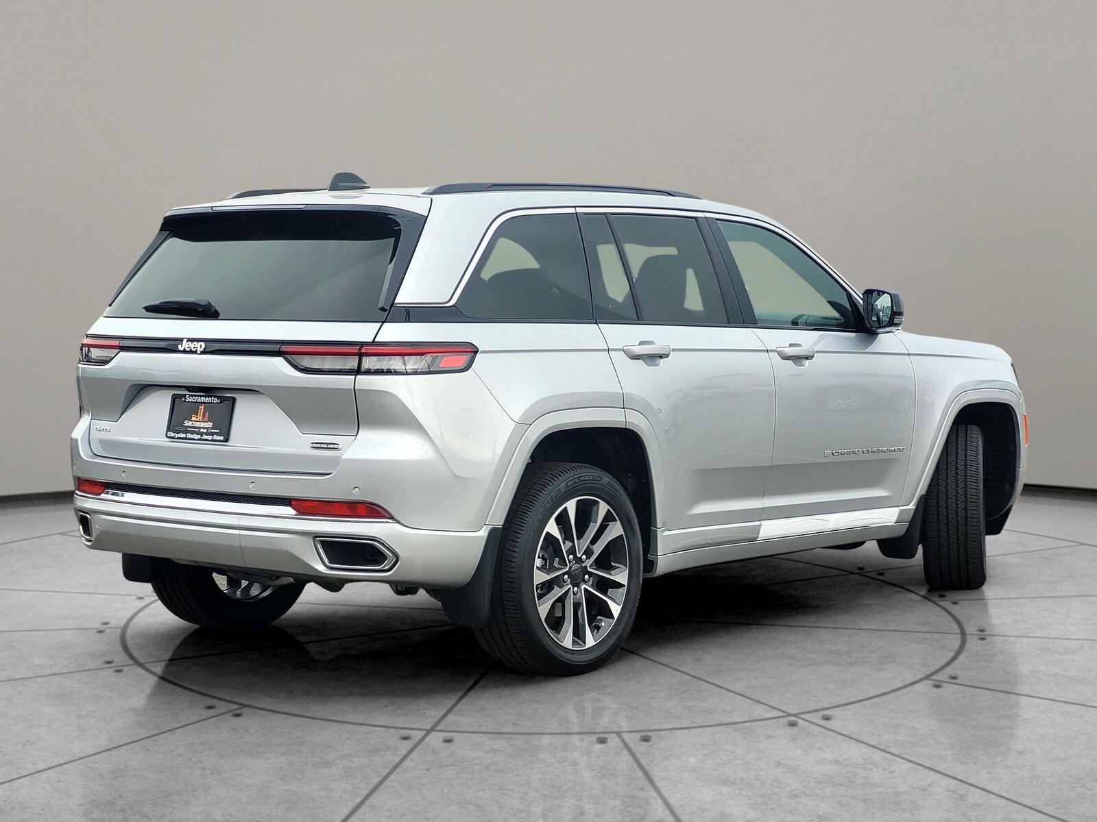 2025 Jeep Grand Cherokee Overland photo 4