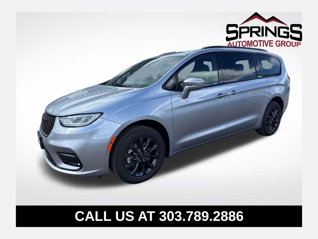 2021 Chrysler Pacifica Touring's photo