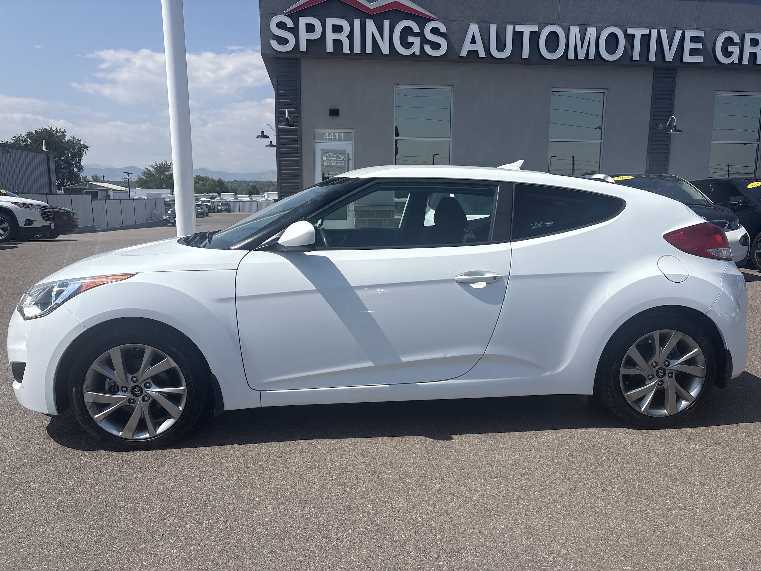 2016 Hyundai Veloster Base photo 2