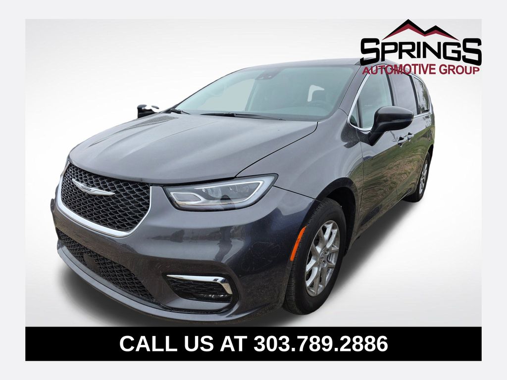 2023 Chrysler Pacifica Touring L's photo