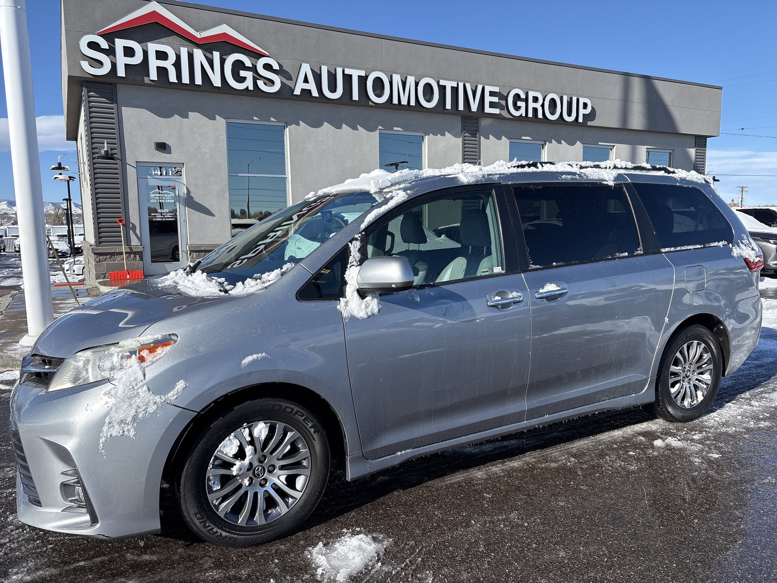 2018 Toyota Sienna XLE's photo