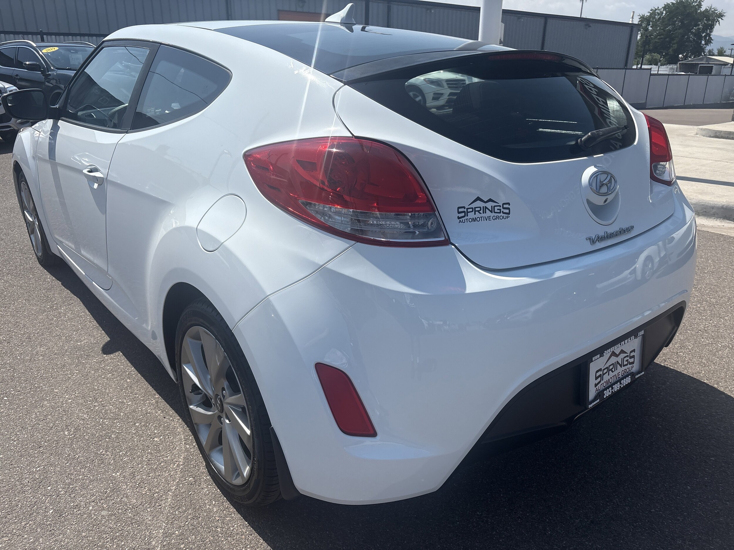 2016 Hyundai Veloster Base photo 3