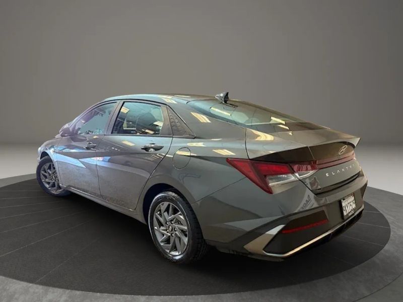 2024 Hyundai Elantra SEL photo 2