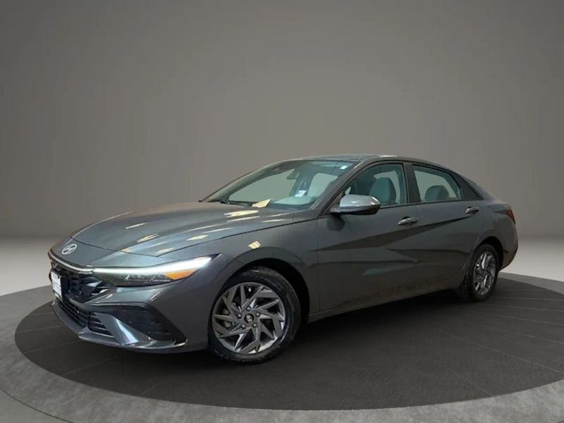 2024 Hyundai Elantra SEL photo 3