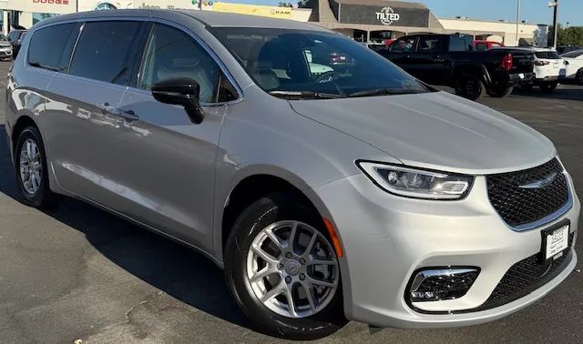 2026 Chrysler Pacifica Select's photo