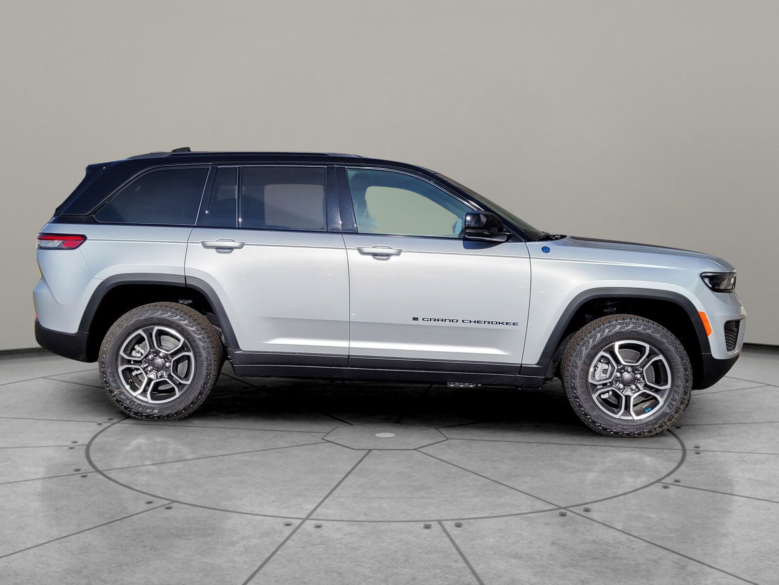 2024 Jeep Cherokee 4xe Trailhawk photo 2