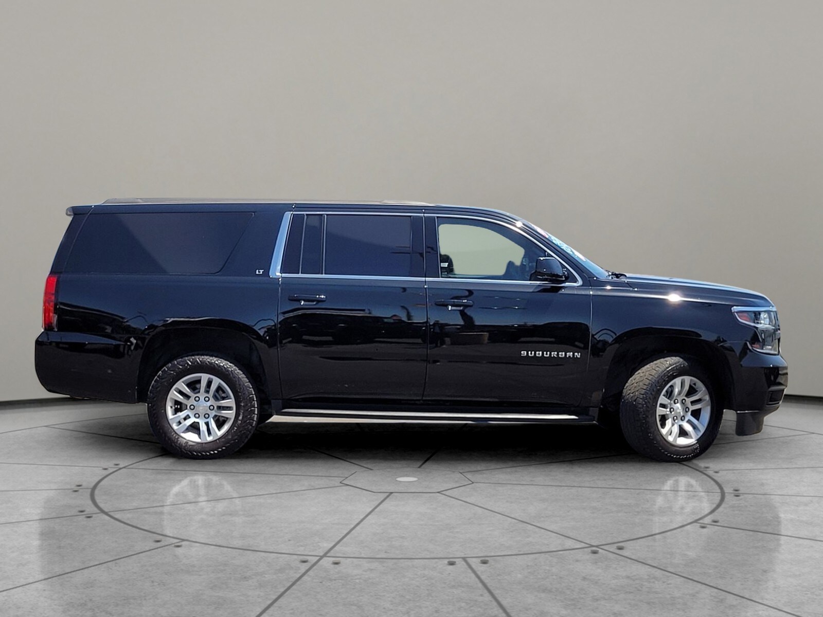 2019 Chevrolet Suburban LT photo 3