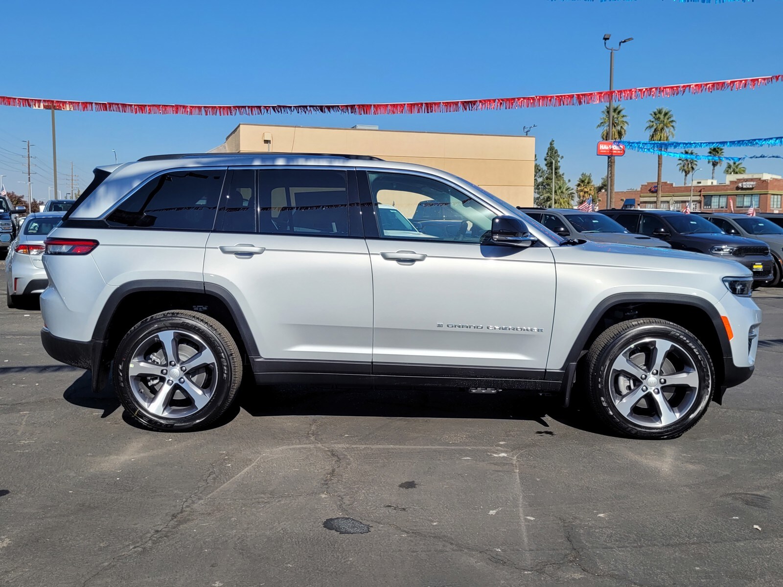 2024 Jeep Cherokee 4xe Base photo 2