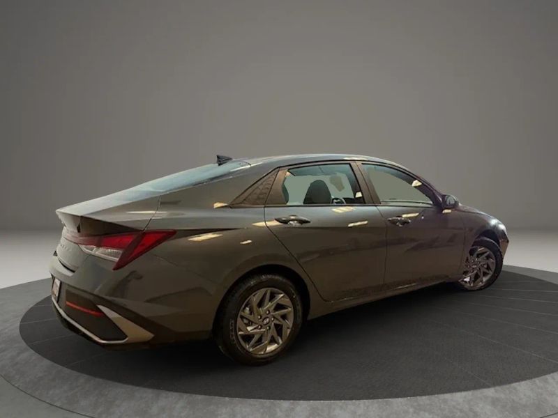 2024 Hyundai Elantra SEL photo 4