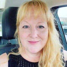 Staff member Lisa Anderson from ID_2734ec