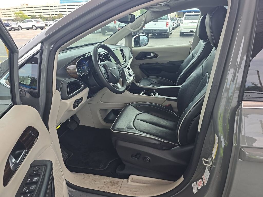Used 2023 Chrysler Pacifica Limited Minivan/Van