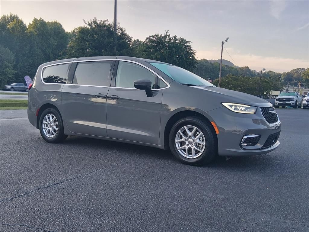 Certified 2023 Chrysler Pacifica Touring L Minivan/Van
