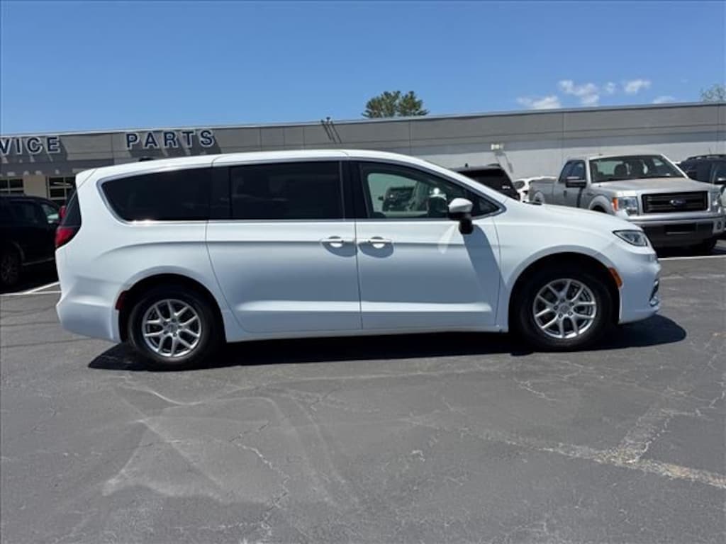 Certified 2023 Chrysler Pacifica Touring L Minivan/Van