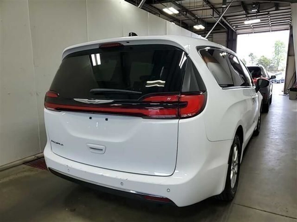 Certified 2023 Chrysler Pacifica Touring L Minivan/Van