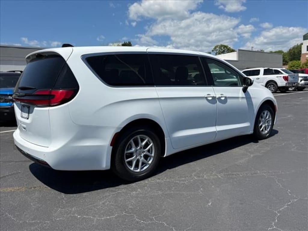 Certified 2023 Chrysler Pacifica Touring L Minivan/Van