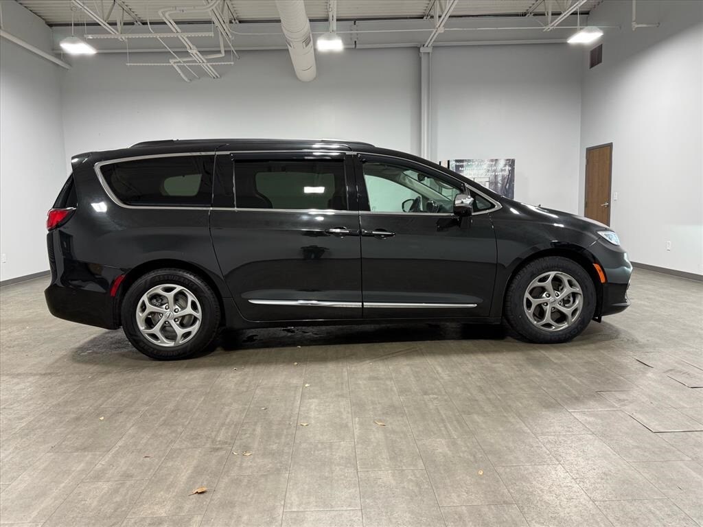 Certified 2022 Chrysler Pacifica Limited Minivan/Van