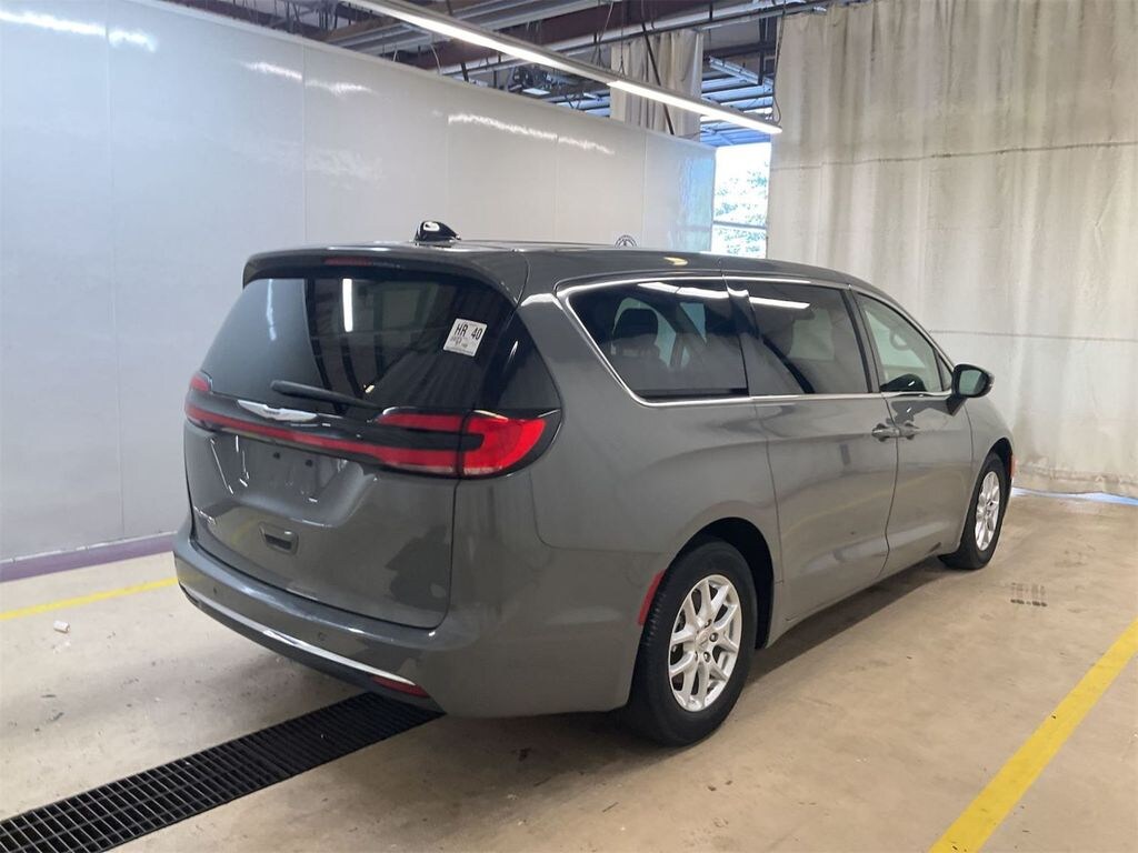 Used 2023 Chrysler Pacifica Touring L Minivan/Van