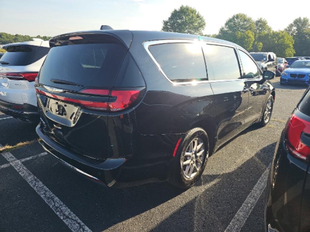 Used 2025 Chrysler Pacifica Select Minivan/Van