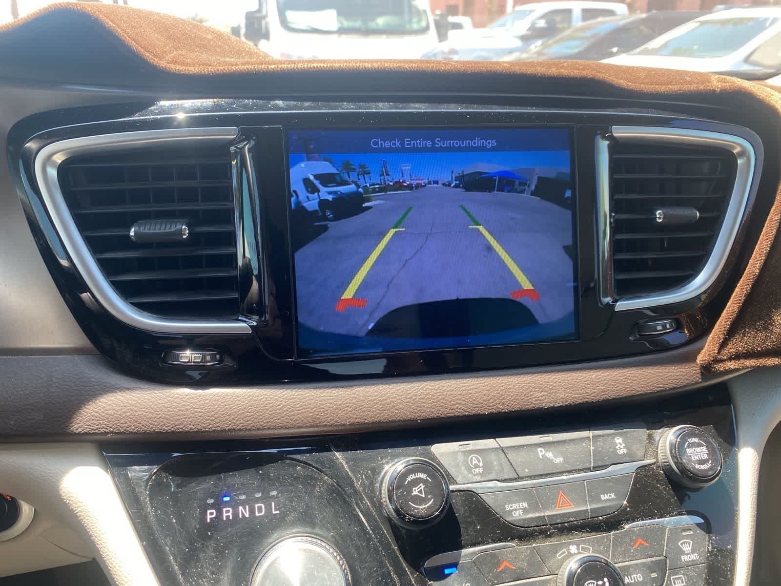 2017 Chrysler Pacifica  16