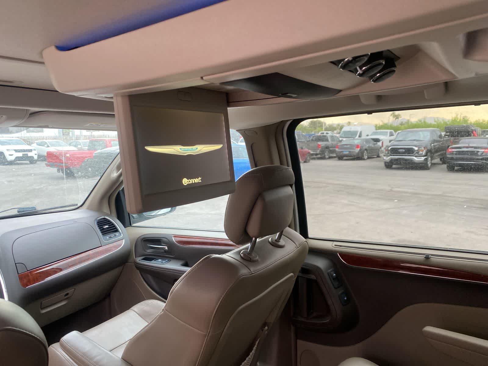 Thumbnail: 2014 Chrysler Town & Country - 16