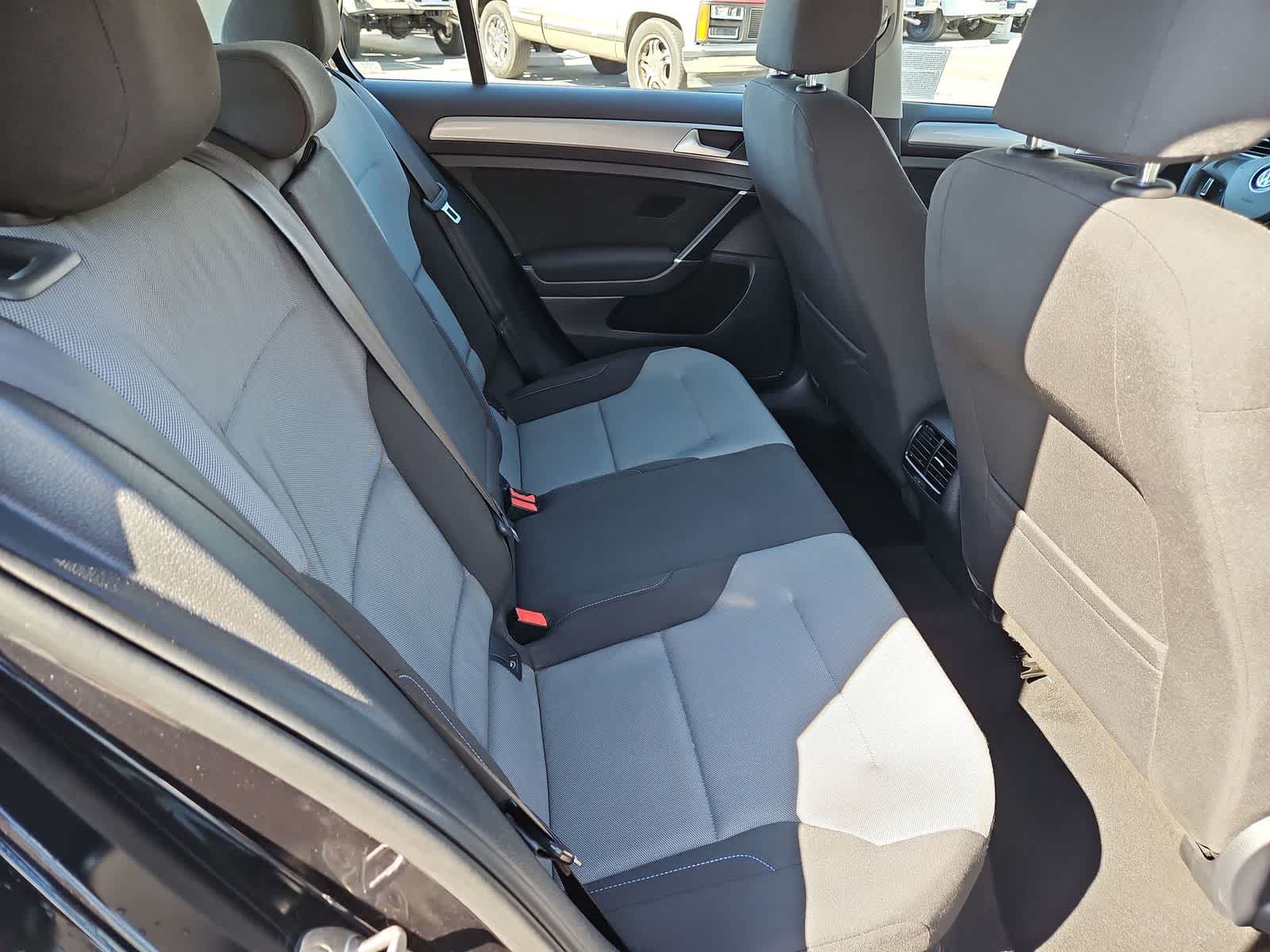 Thumbnail: 2016 Volkswagen e-Golf - 18