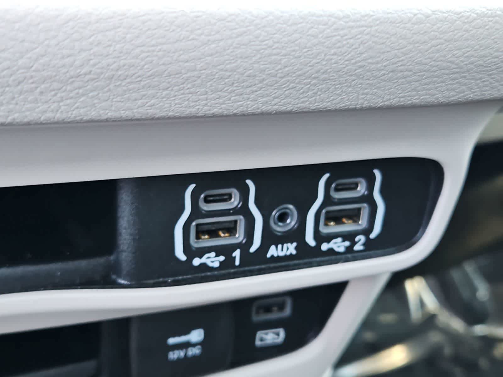 Thumbnail: 2022 Chrysler Pacifica - 34