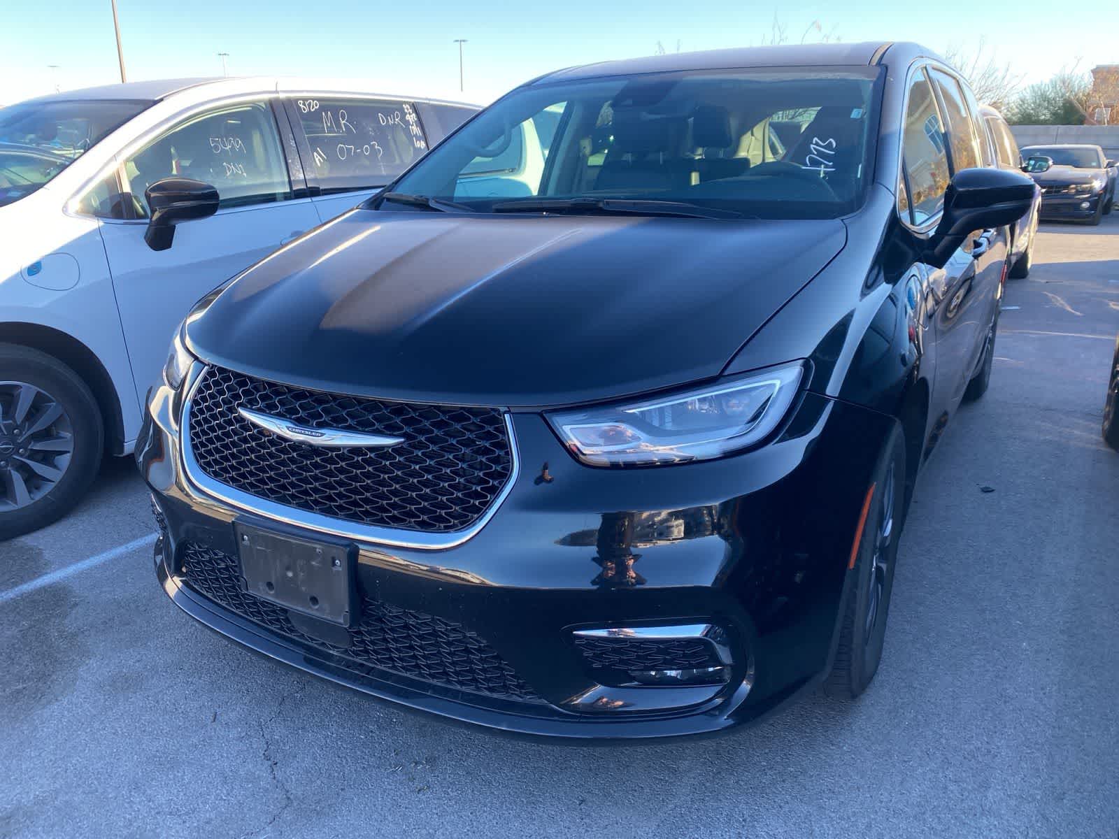 2023 Chrysler Pacifica Hybrid Touring L's photo