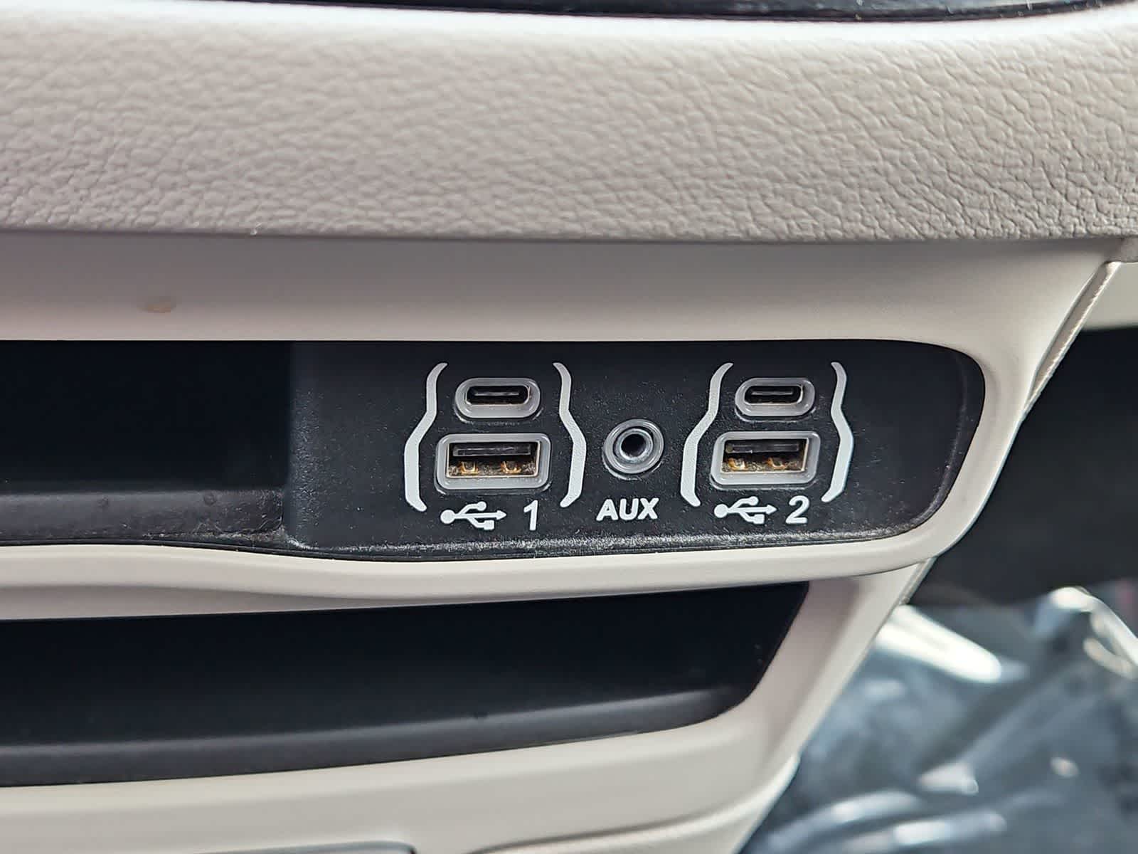 Thumbnail: 2023 Chrysler Voyager - 30