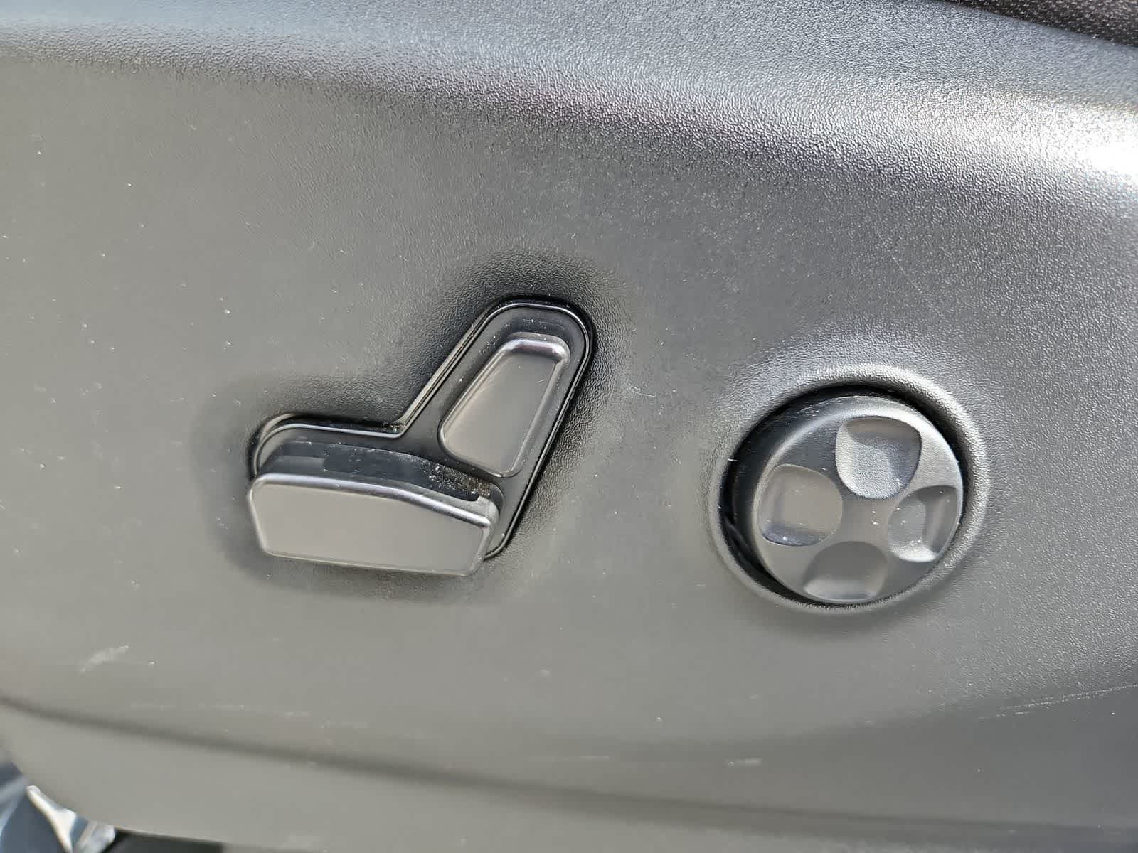 Thumbnail: 2023 Chrysler Voyager - 18