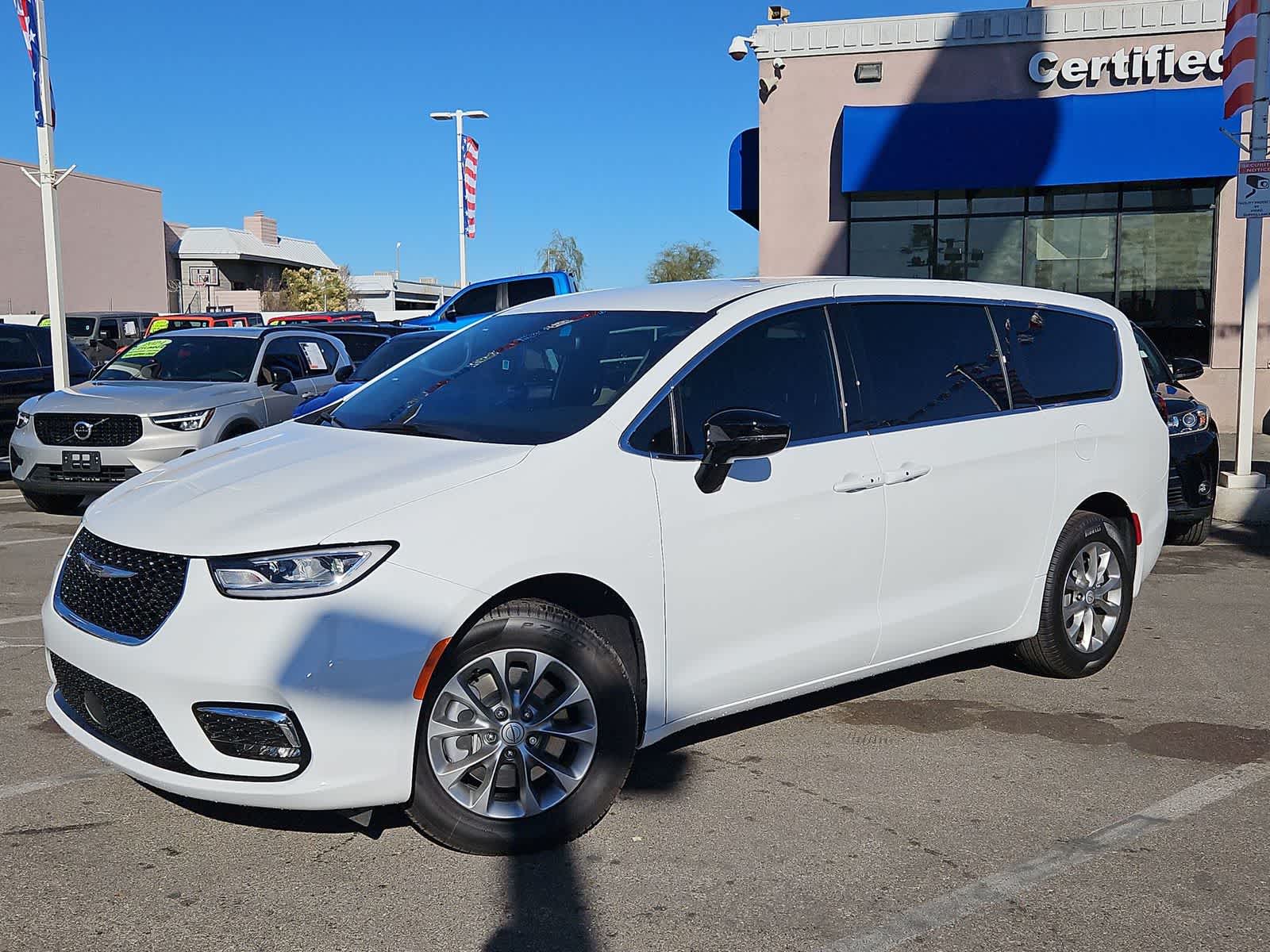 2026 Chrysler Pacifica Select's photo