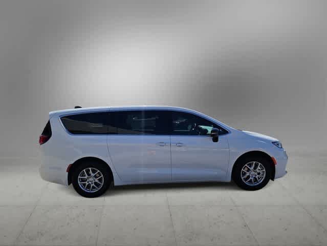 Thumbnail: 2026 Chrysler Pacifica - 9