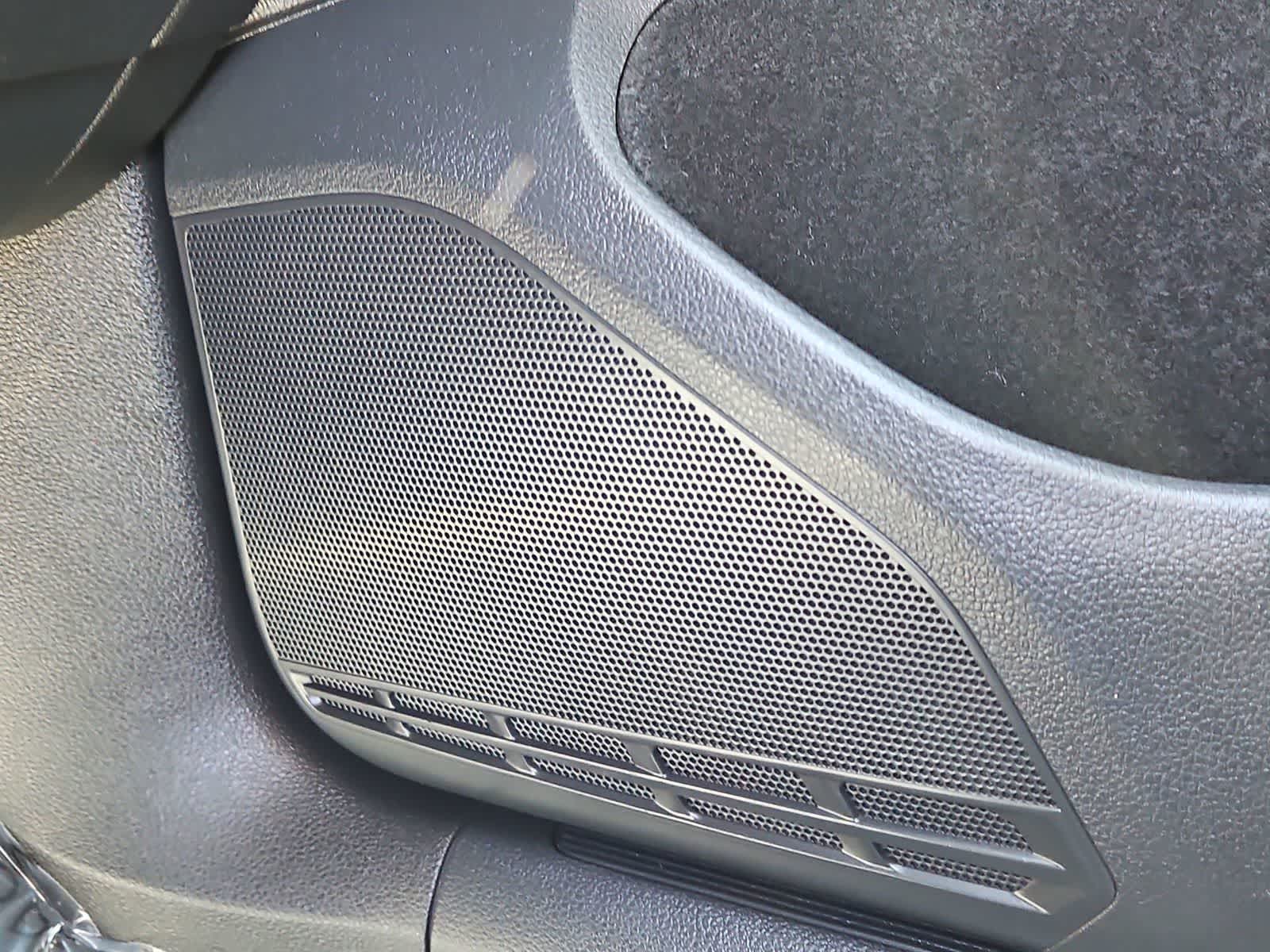 Thumbnail: 2016 Volkswagen e-Golf - 25