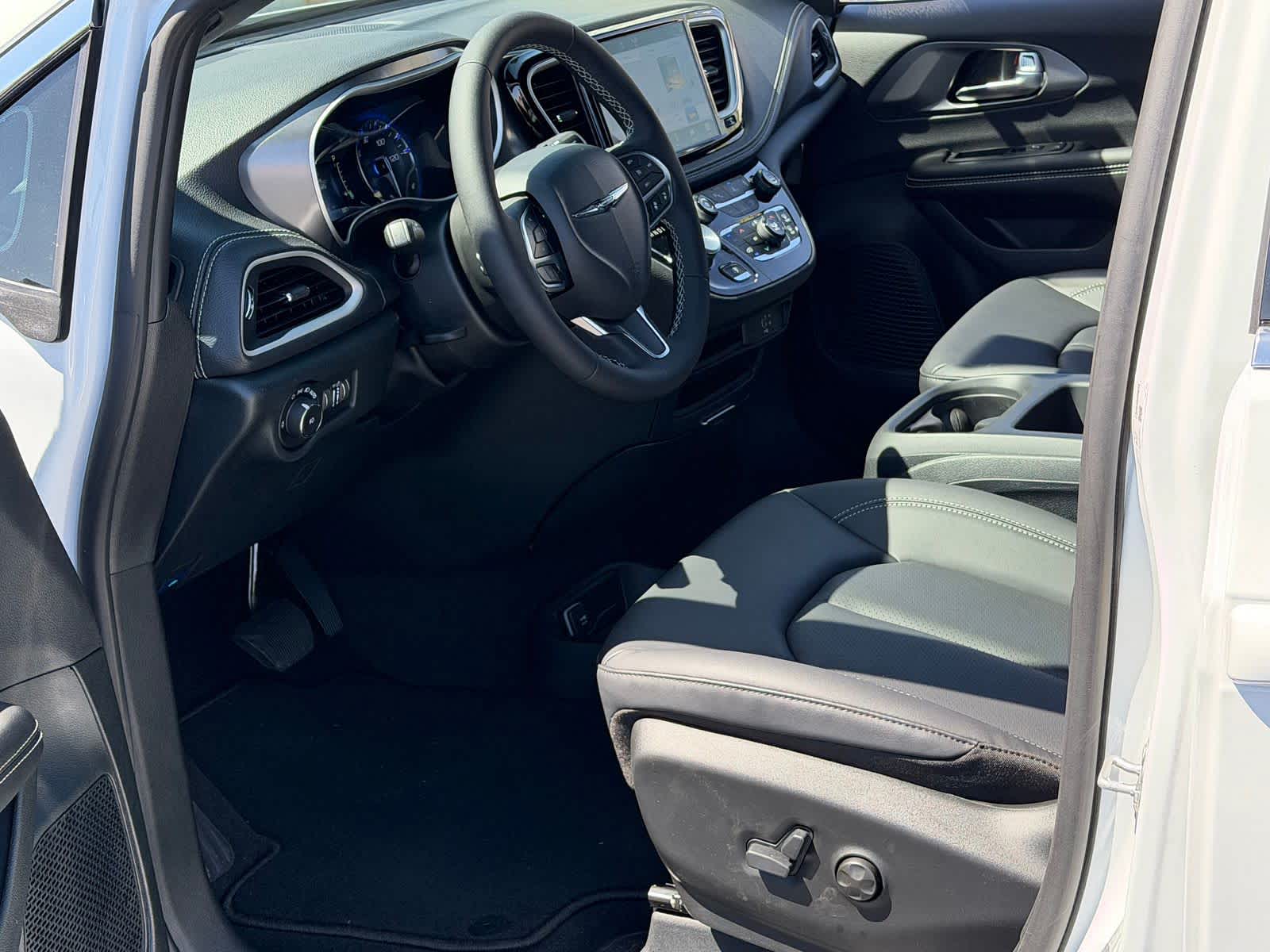 Thumbnail: 2026 Chrysler Pacifica - 13