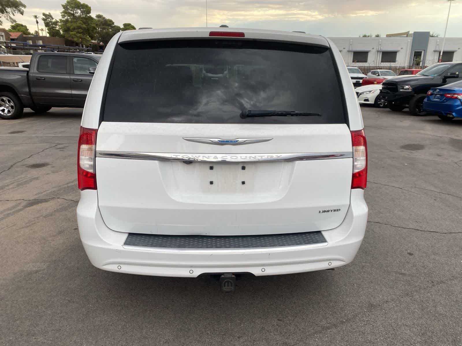 Thumbnail: 2014 Chrysler Town & Country - 7